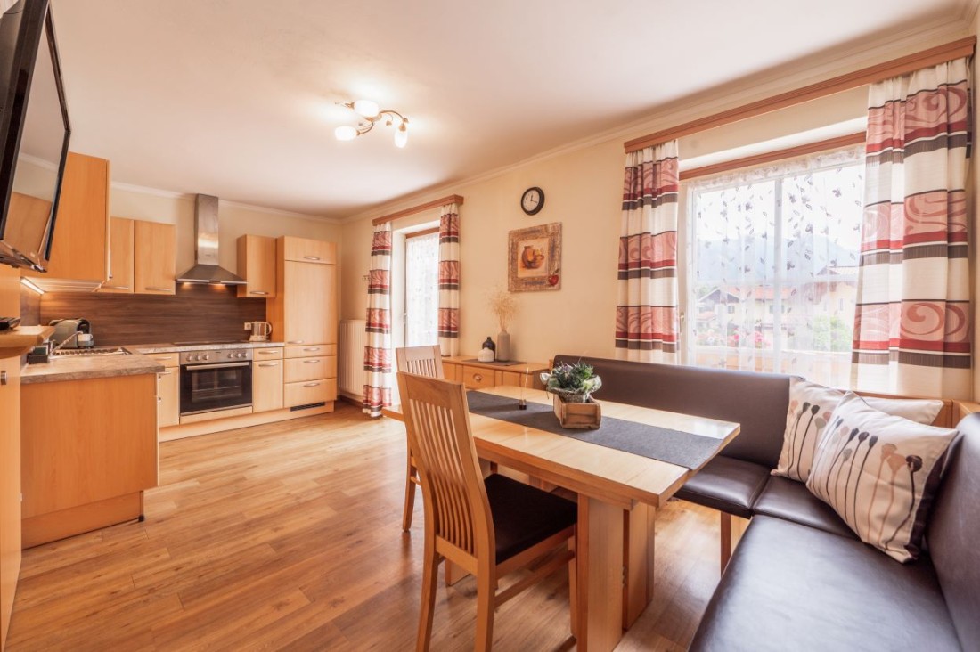 Geräumige Wohnküche mit Balkon, Essecke und TV